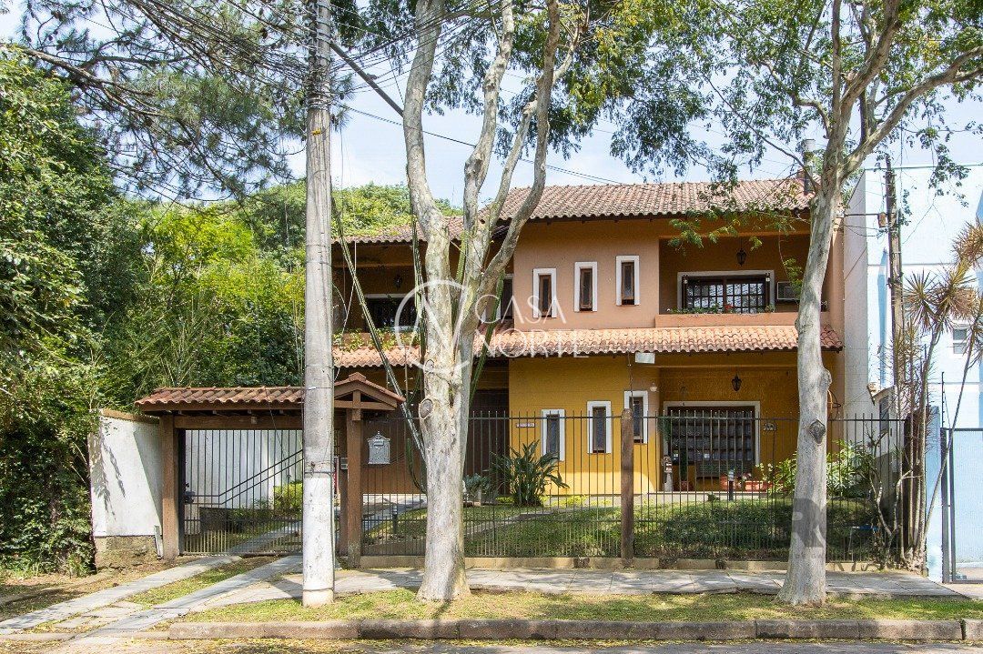 Casa à venda com 3 quartos, 300m², 1 suíte, 4 vagas, Avenida Fabio Araujo Santos no bairro Nonoai em Porto Alegre
