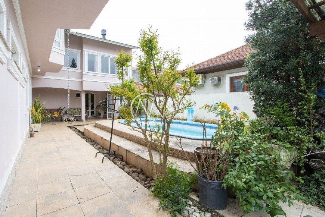 Casa à venda com 3 quartos, 292m², 2 suítes, 4 vagas, Rua Engenheiro Coelho Parreira no bairro Ipanema em Porto Alegre