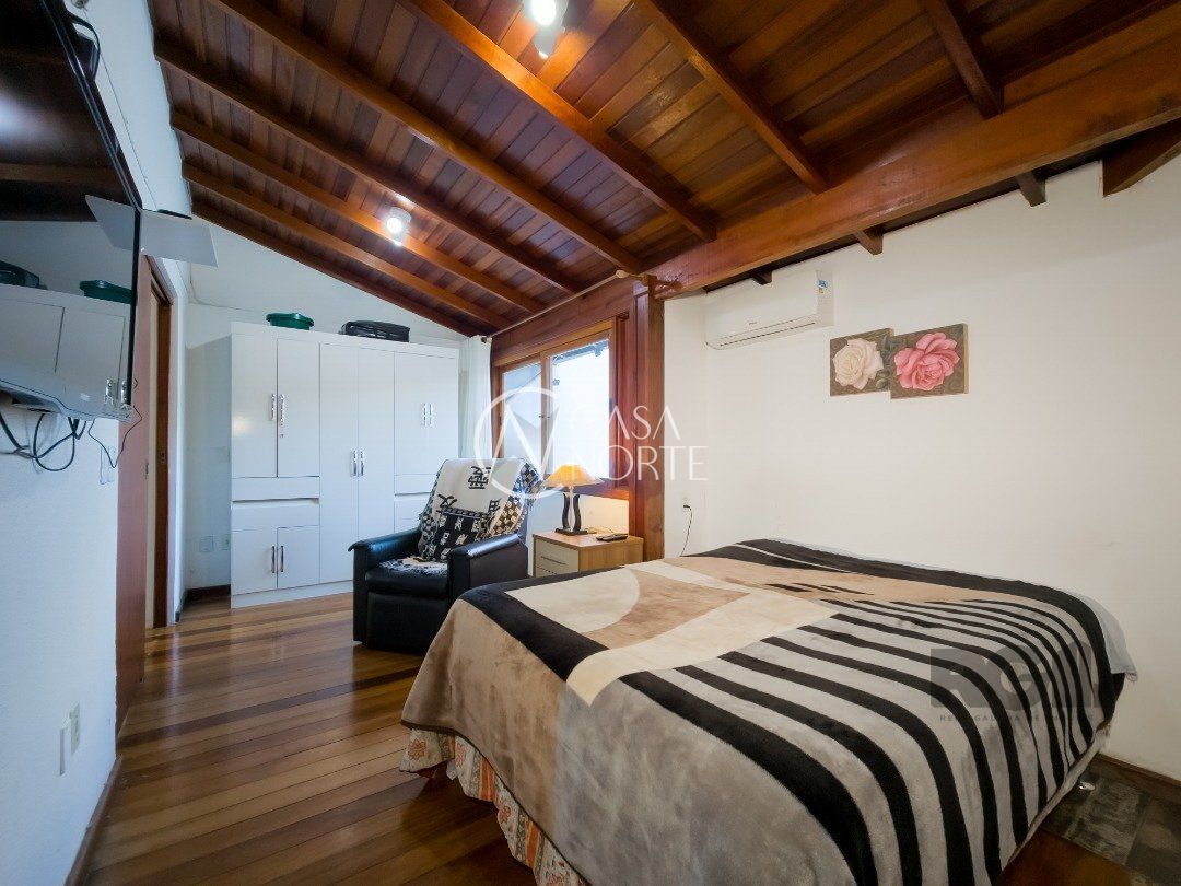 Casa de Condomínio à venda com 3 quartos, 233m², 1 suíte, 2 vagas, Avenida Eduardo Prado no bairro Cavalhada em Porto Alegre