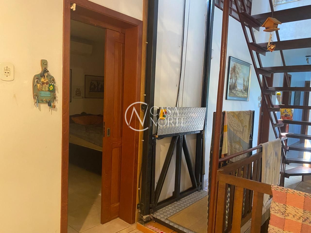 Casa à venda com 3 quartos, 243m², 1 suíte, 3 vagas, Estrada João Passuelo no bairro Vila Nova em Porto Alegre