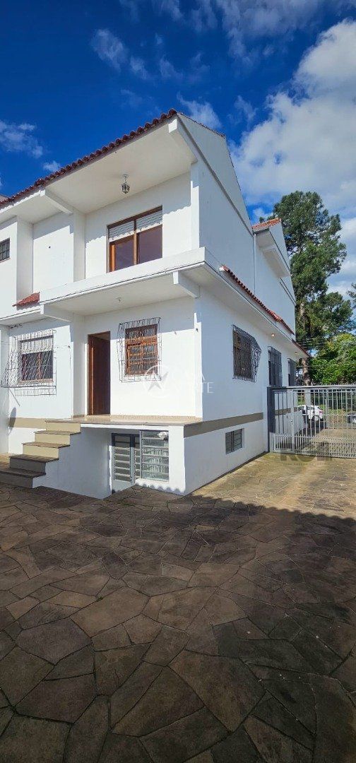 Casa à venda com 4 quartos, 300m², 1 suíte, 7 vagas, Rua Cristo Rei no bairro Jardim Sabará em Porto Alegre