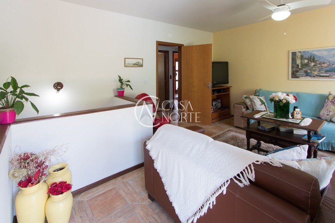 Casa à venda com 3 quartos, 211m², 3 vagas, Rua João Correa Almeida no bairro Vila Nova em Porto Alegre