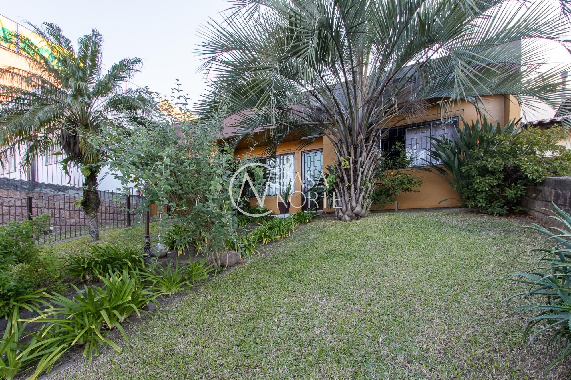 Casa à venda com 4 quartos, 380m², 2 suítes, 5 vagas, Rua Marquês do Maricá no bairro Vila Nova em Porto Alegre
