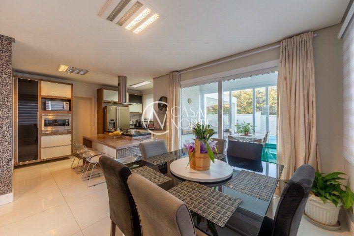 Casa de Condomínio à venda com 3 quartos, 180m², 3 suítes, 4 vagas, Avenida Edgar Pires de Castro no bairro Hípica em Porto Alegre