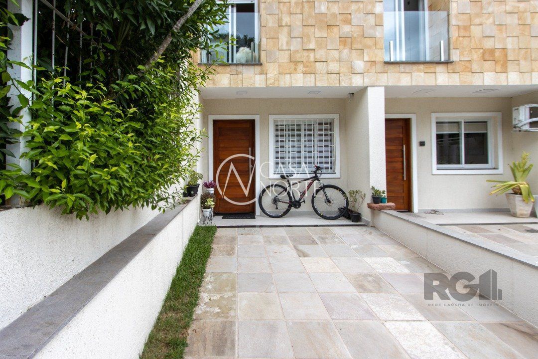 Casa à venda com 2 quartos, 108m², 2 suítes, 1 vaga, Rua Bertha Leonora Mückler no bairro Vila Nova em Porto Alegre