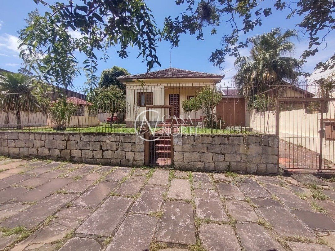 Casa à venda com 3 quartos, 265m², 4 vagas, Rua Mura no bairro Guarujá em Porto Alegre