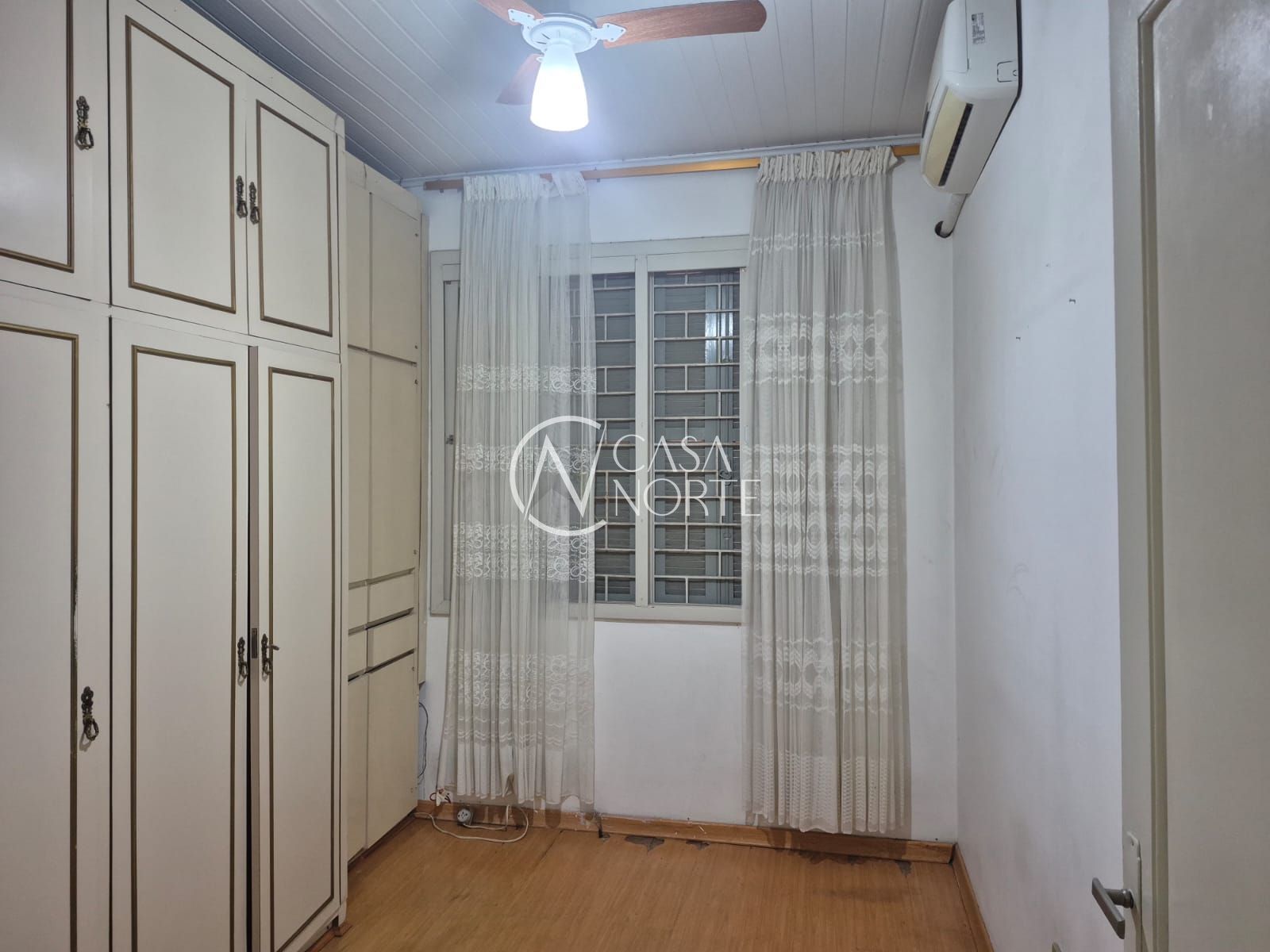 Casa à venda com 2 quartos, 93m², 1 suíte, 4 vagas, Rua Doutor Mário Totta no bairro Tristeza em Porto Alegre