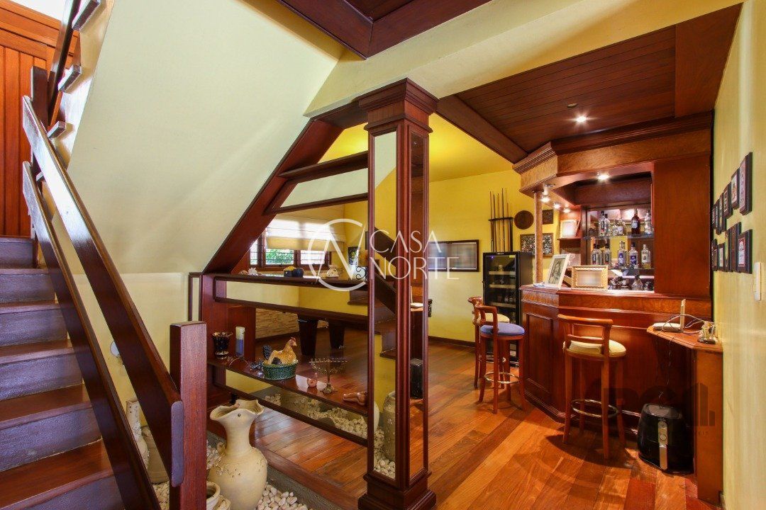 Casa à venda com 4 quartos, 362m², 1 suíte, 2 vagas, Rua Alcebíades Antônio dos Santos no bairro Nonoai em Porto Alegre