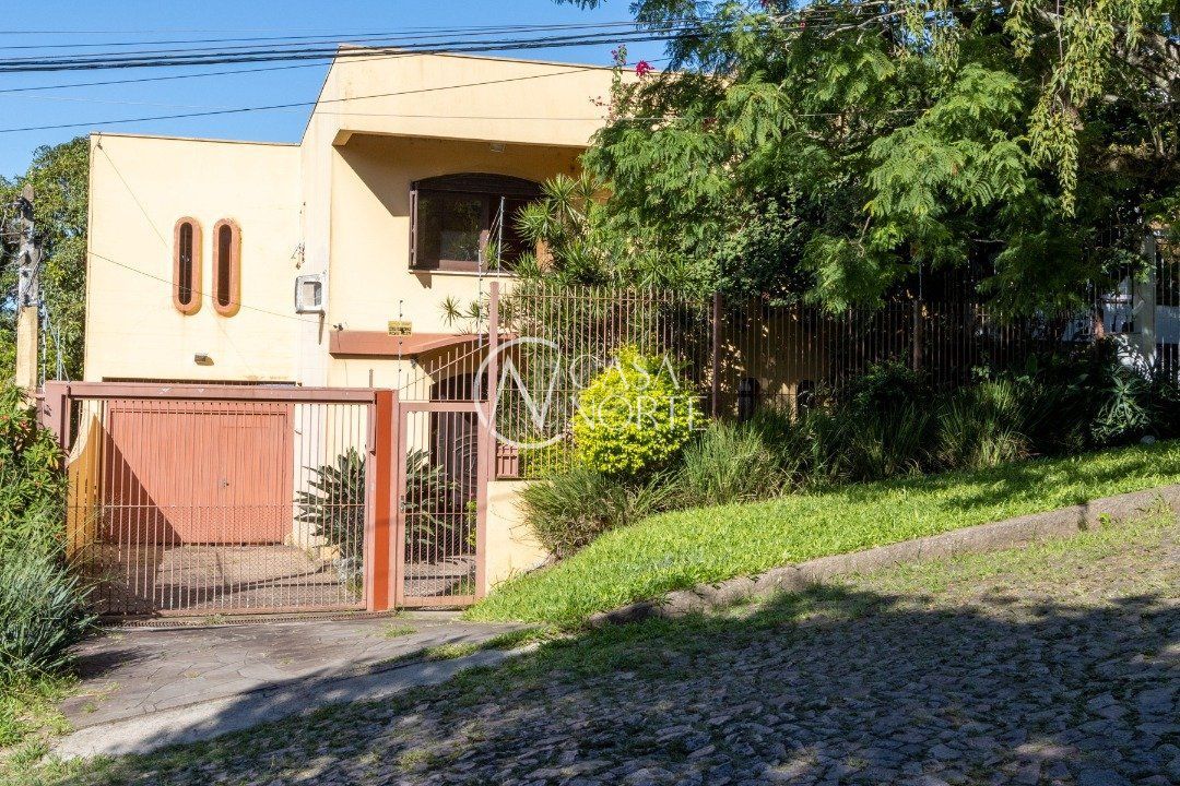 Casa à venda com 3 quartos, 345m², 3 suítes, 2 vagas, Avenida Capivari no bairro Cristal em Porto Alegre