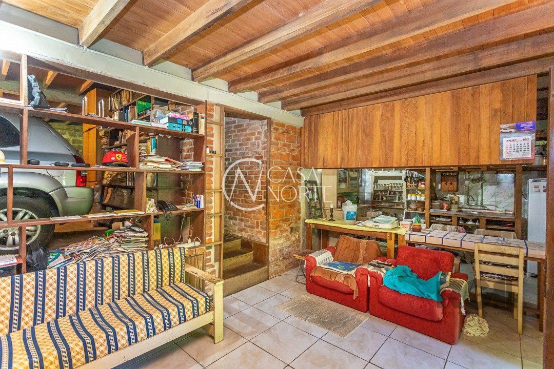 Casa à venda com 4 quartos, 389m², 1 suíte, 3 vagas, Rua Altos da Amapa no bairro Vila Nova em Porto Alegre