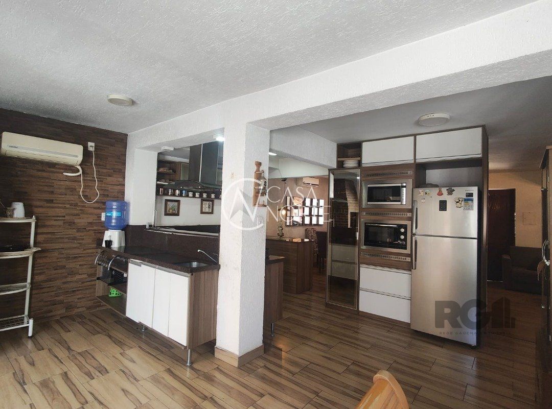 Casa de Condomínio à venda com 3 quartos, 248m², 1 suíte, 2 vagas, Avenida Juca Batista no bairro Cavalhada em Porto Alegre