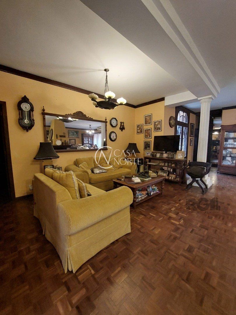 Casa à venda com 5 quartos, 600m², 2 suítes, 5 vagas, Rua Cariri no bairro Vila Assunção em Porto Alegre