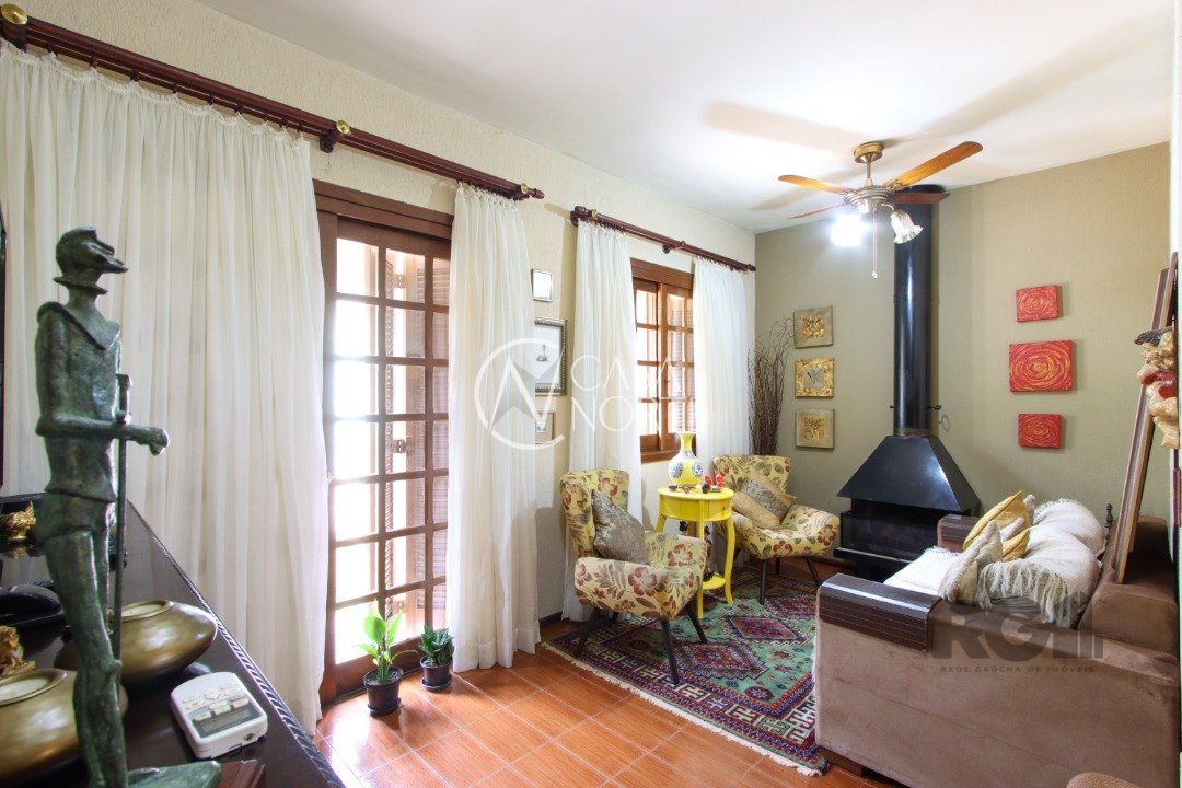 Casa à venda com 4 quartos, 235m², 1 suíte, 4 vagas, Rua São Sebastião do Cai no bairro Camaquã em Porto Alegre