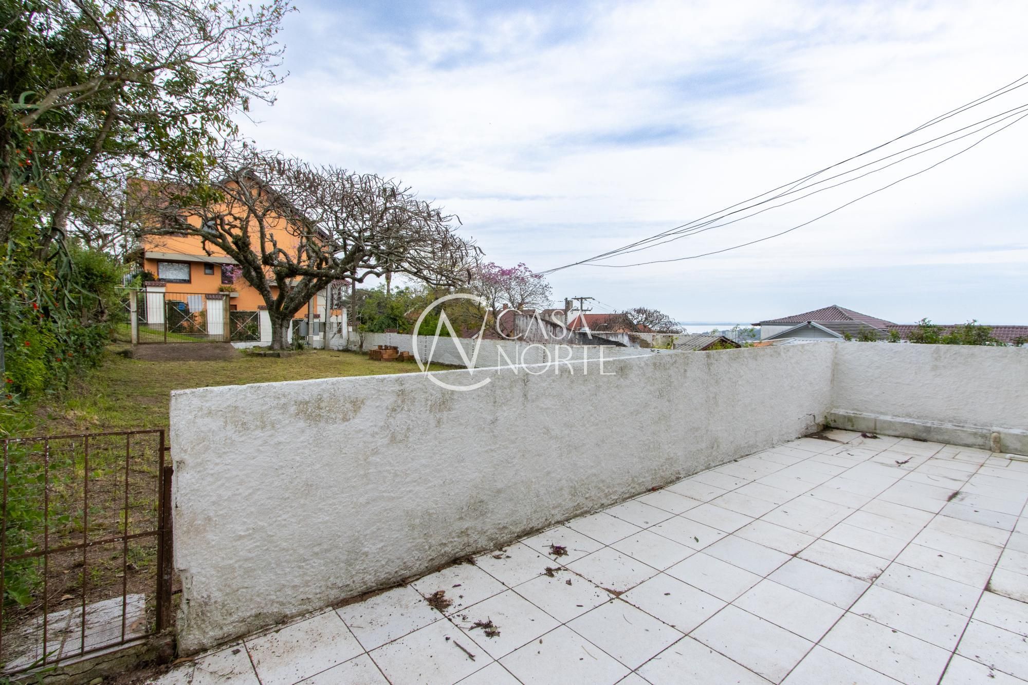 Casa à venda com 2 quartos, 80m², 3 vagas, Rua Alvaro Guterres no bairro Tristeza em Porto Alegre