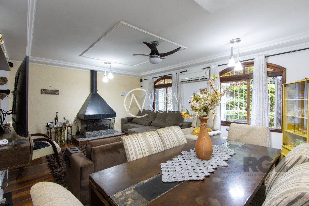 Casa à venda com 4 quartos, 180m², 1 suíte, 4 vagas, Rua Doutor Raul Moreira no bairro Cristal em Porto Alegre