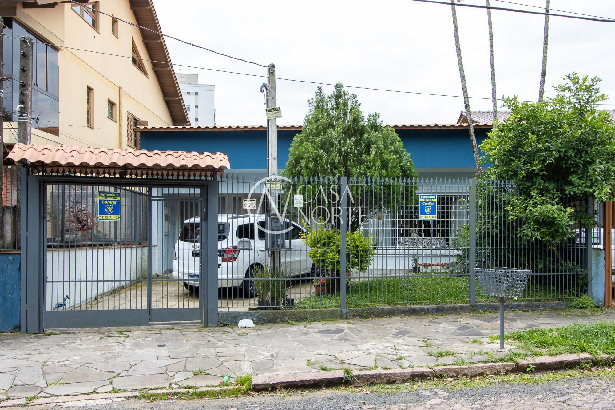 Casa à venda com 3 quartos, 250m², 1 suíte, 3 vagas, Rua Henrique Oswald no bairro São Sebastião em Porto Alegre