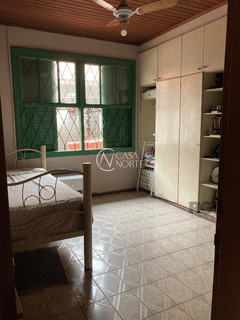 Terreno à venda  com 400m², Rua Eurico Lara no bairro Medianeira em Porto Alegre