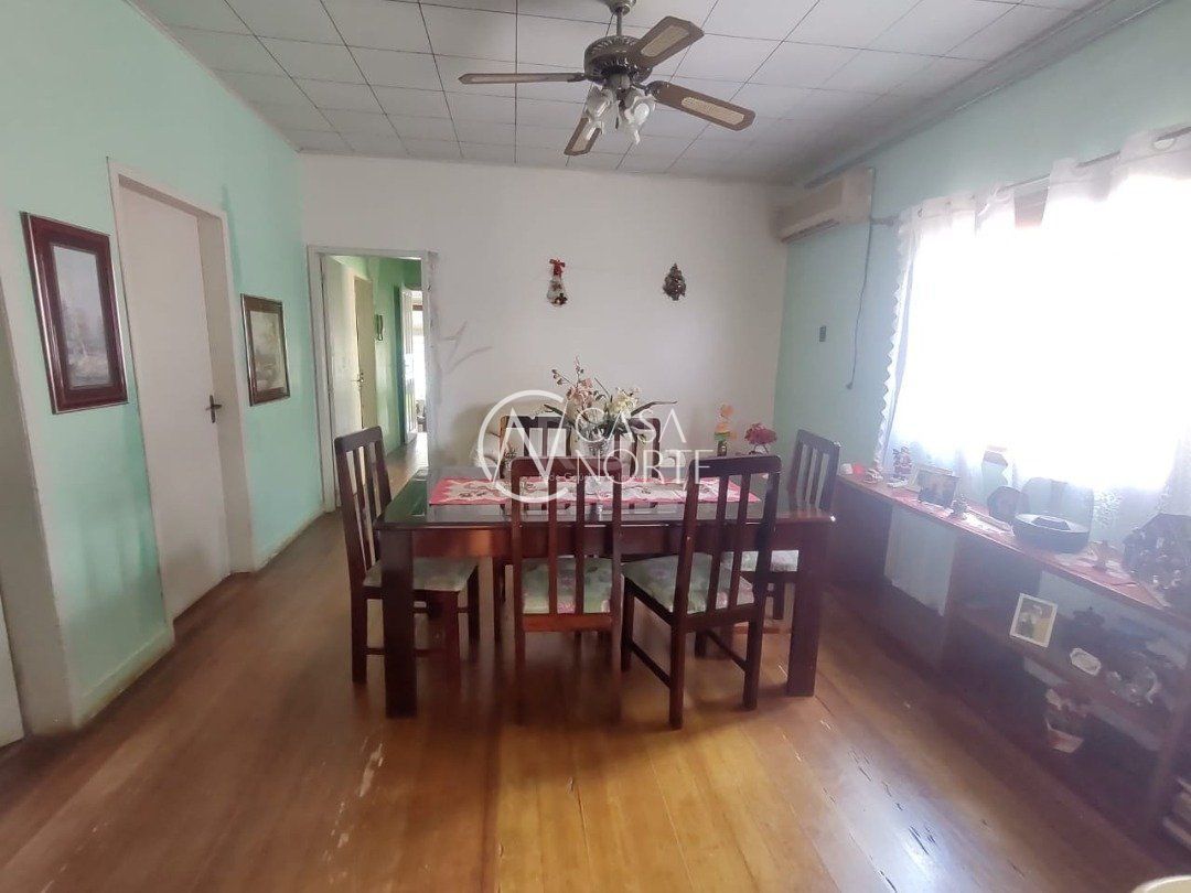 Casa à venda com 3 quartos, 265m², 4 vagas, Rua Mura no bairro Guarujá em Porto Alegre