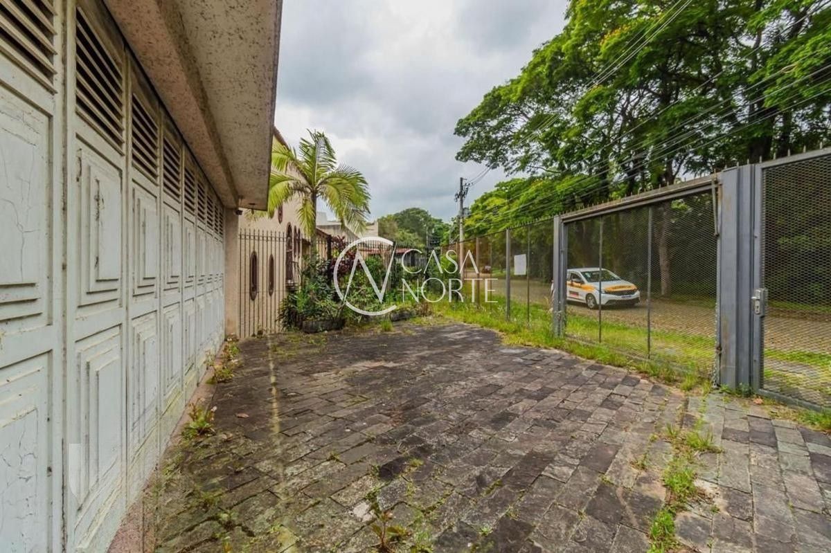 Casa à venda com 5 quartos, 561m², 1 suíte, 3 vagas, Rua Bororó no bairro Vila Assunção em Porto Alegre