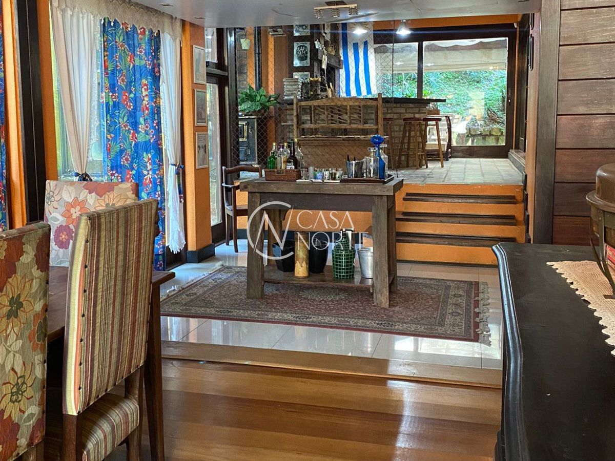 Casa à venda com 7 quartos, 600m², 3 suítes, 6 vagas, Rua dos Tapuias no bairro Espírito Santo em Porto Alegre