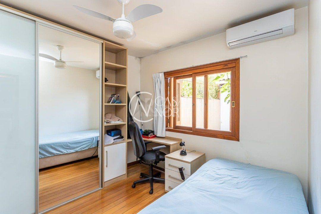 Casa à venda com 3 quartos, 207m², 1 suíte, 3 vagas, Rua Floriano Maya Davila no bairro Teresópolis em Porto Alegre