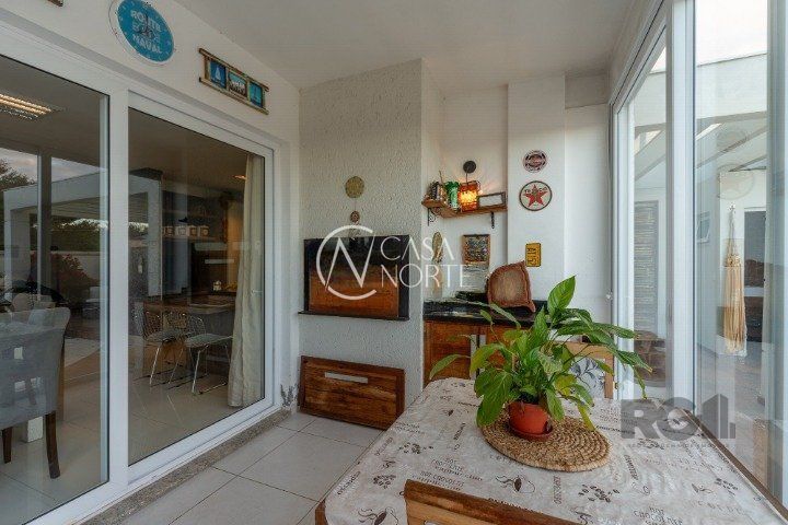 Casa de Condomínio à venda com 3 quartos, 180m², 3 suítes, 4 vagas, Avenida Edgar Pires de Castro no bairro Hípica em Porto Alegre