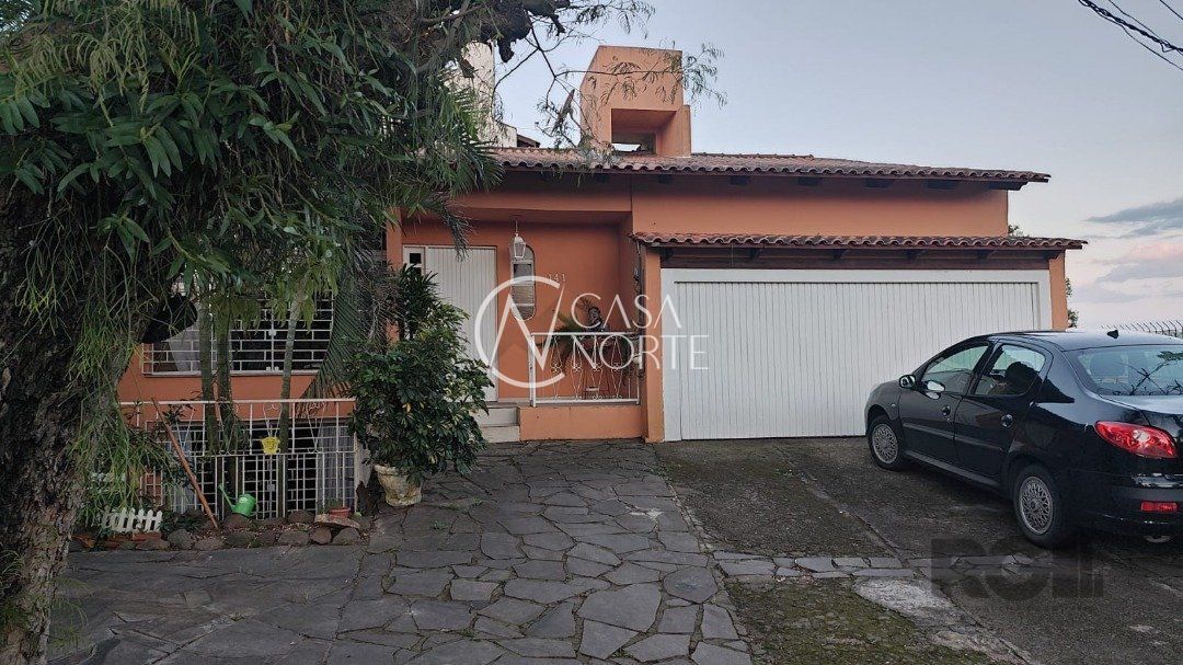 Casa à venda com 4 quartos, 252m², 2 suítes, 5 vagas, Rua Tupã no bairro Vila Assunção em Porto Alegre