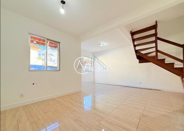 Casa à venda com 3 quartos, 115m², 1 vaga, Avenida João Ferreira Jardim no bairro Parque Santa Fé em Porto Alegre