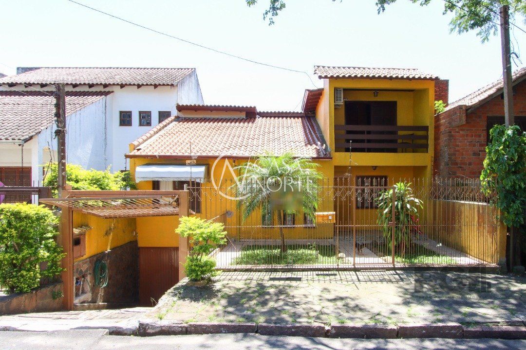 Casa à venda com 4 quartos, 307m², 2 suítes, 2 vagas, Rua Altos da Amapa no bairro Vila Nova em Porto Alegre