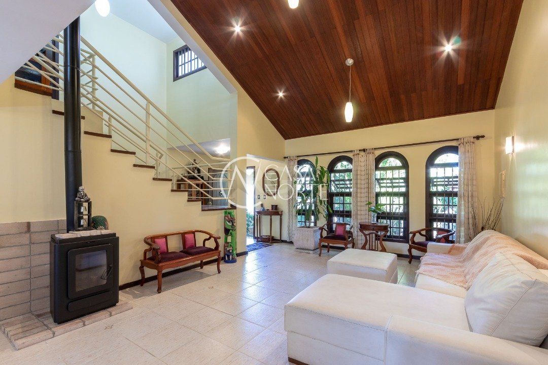 Casa à venda com 3 quartos, 308m², 1 suíte, 5 vagas, Rua Jaguari no bairro Cristal em Porto Alegre