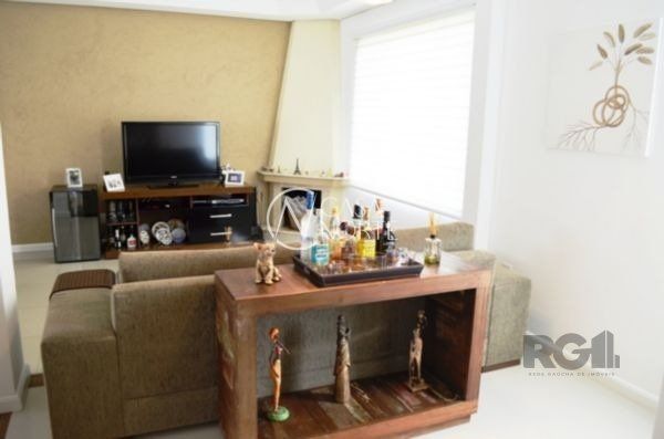 Casa à venda com 3 quartos, 140m², 1 suíte, 1 vaga, Rua Corticeira no bairro Hípica em Porto Alegre