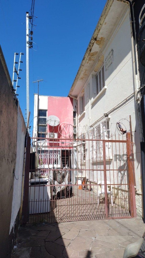 Casa à venda com 5 quartos, 200m², 2 vagas, Rua Doutor Sebastião Leao no bairro Azenha em Porto Alegre