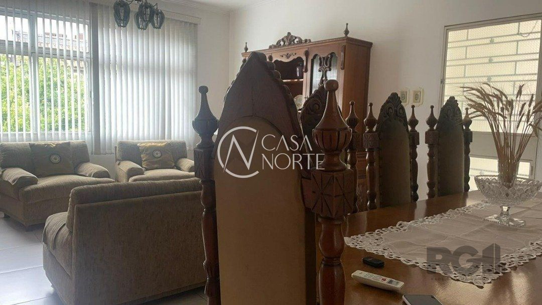 Casa à venda com 4 quartos, 272m², 1 suíte, 3 vagas, Rua Eurico Lara no bairro Medianeira em Porto Alegre