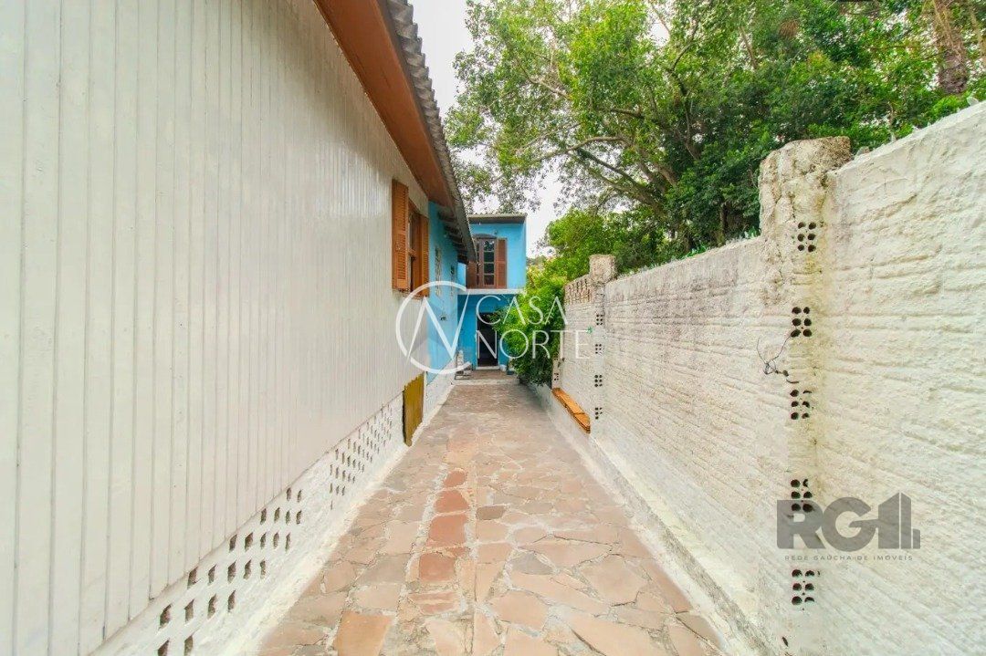 Casa à venda com 5 quartos, 251m², 3 vagas, Avenida Quarai no bairro Nonoai em Porto Alegre