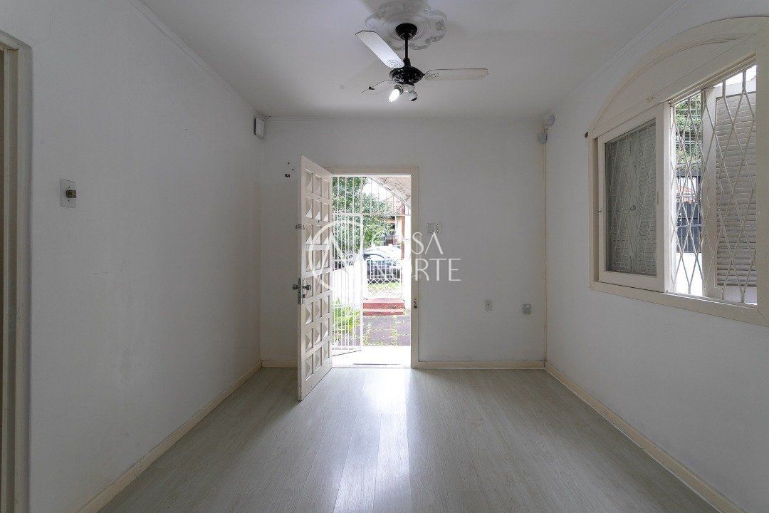 Casa à venda com 5 quartos, 374m², 10 vagas, Rua Professor Ivo Corseuil no bairro Petrópolis em Porto Alegre