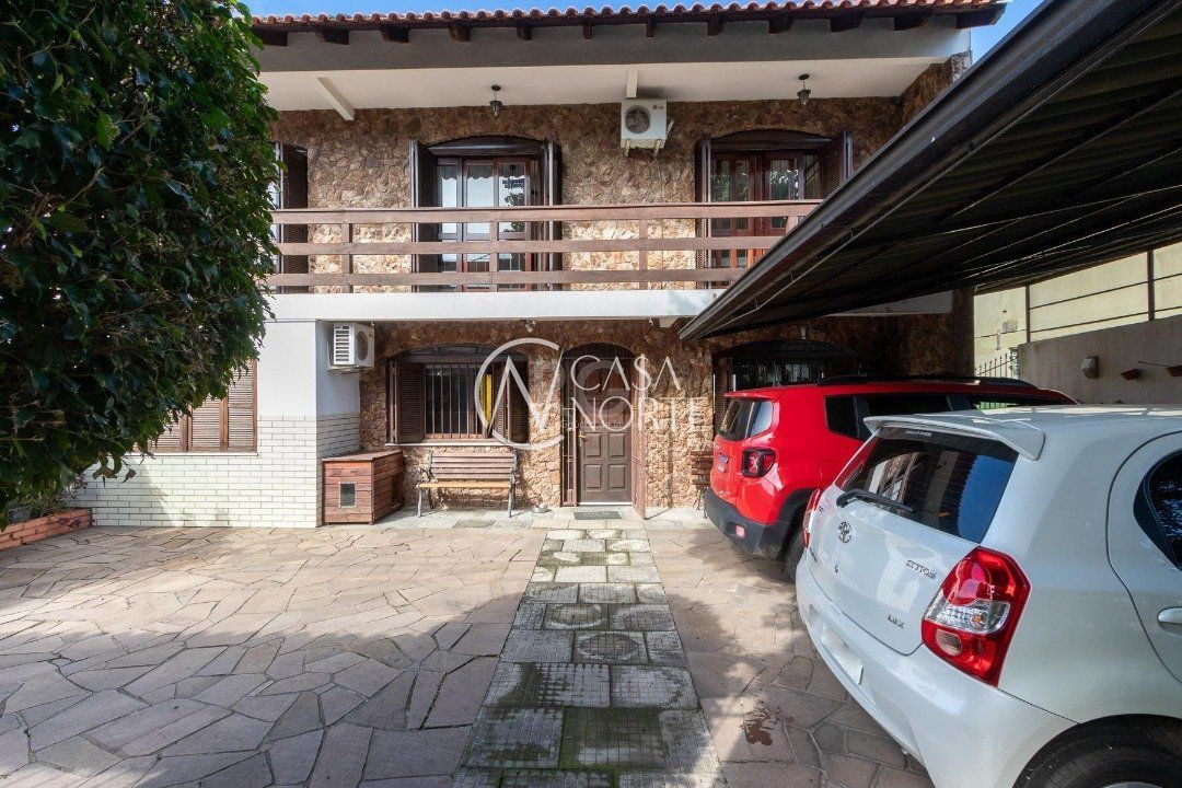 Casa à venda com 5 quartos, 300m², 2 vagas, Rua Vinte e um de Agosto no bairro Cavalhada em Porto Alegre