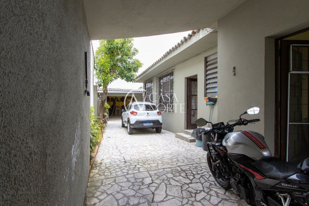 Casa à venda com 3 quartos, 200m², 6 vagas, Rua Horizontina no bairro Cavalhada em Porto Alegre