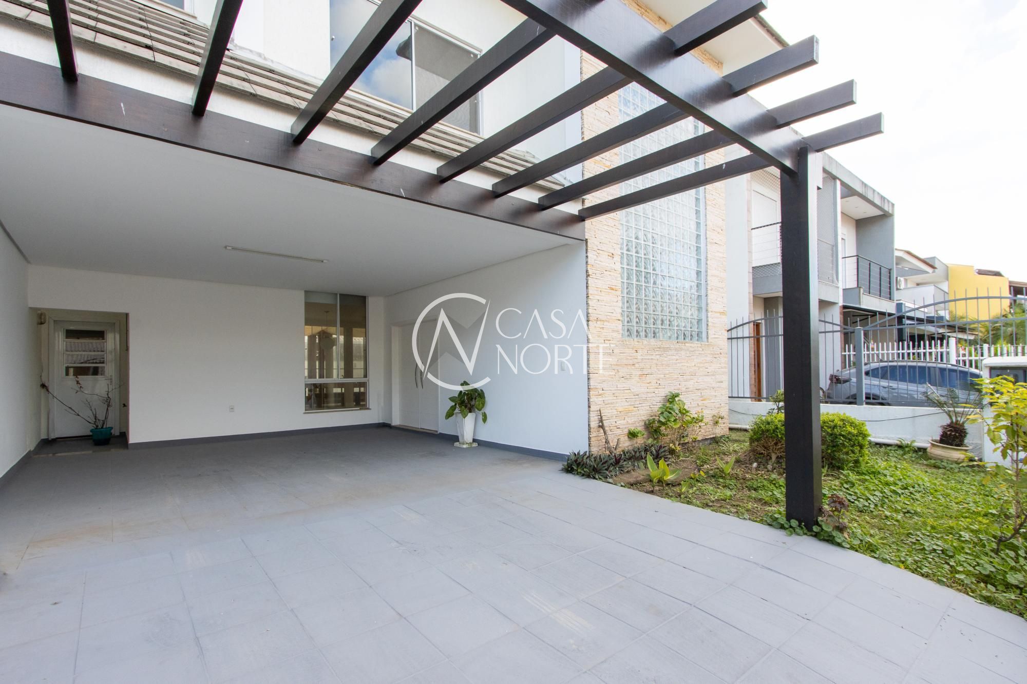 Sobrado à venda com 4 quartos, 251m², 1 suíte, 4 vagas, Rua Corticeira no bairro Hípica em Porto Alegre