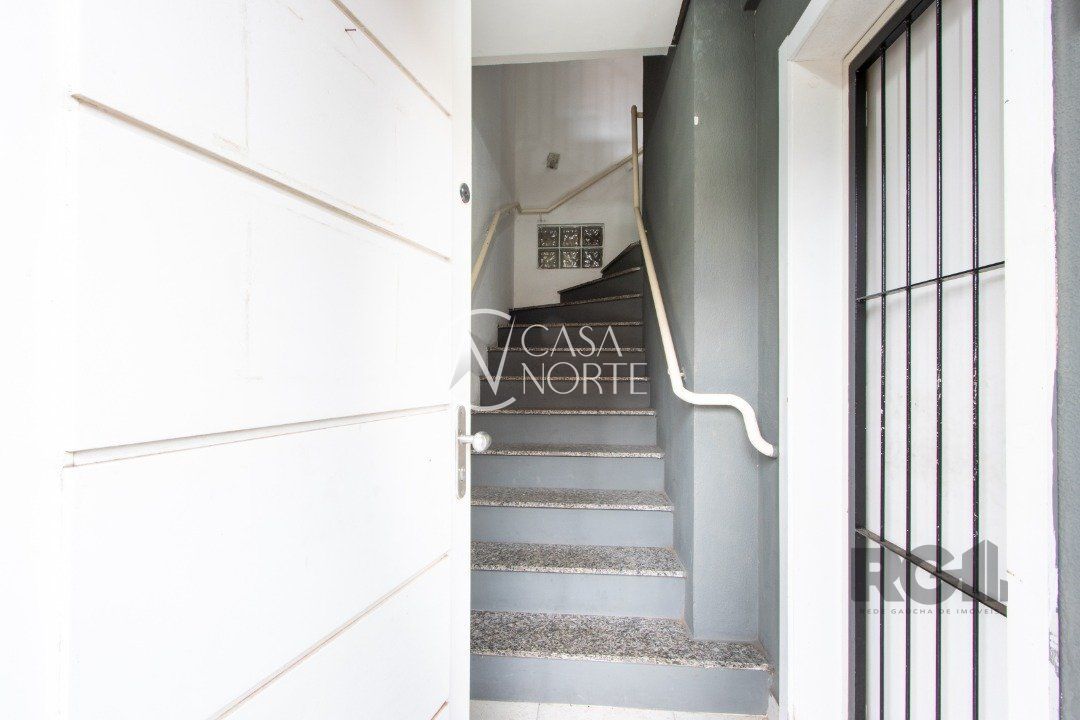 Casa à venda com 3 quartos, 195m², 1 suíte, 4 vagas, Rua Delfina da Cunha no bairro Camaquã em Porto Alegre