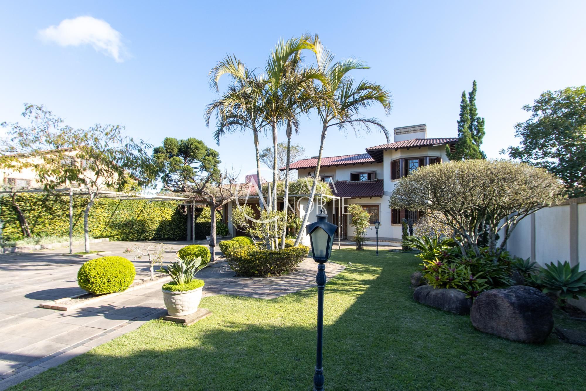 Casa à venda com 4 quartos, 380m², 2 suítes, 6 vagas, Rua Amapá no bairro Vila Nova em Porto Alegre