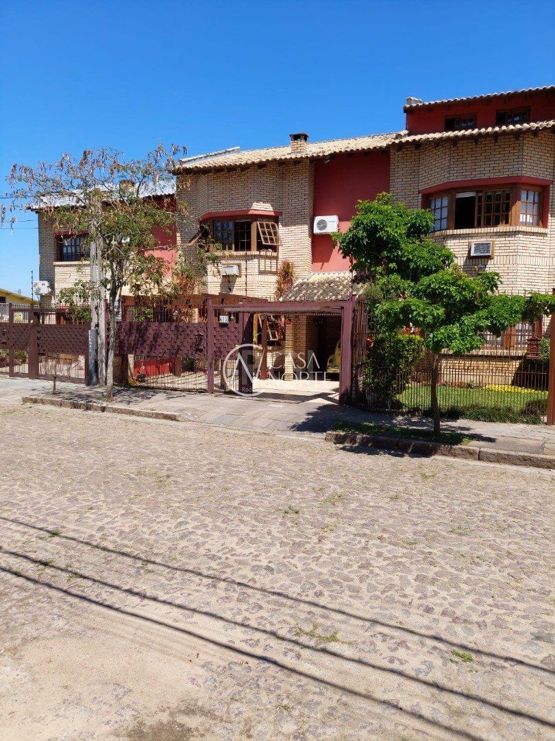 Casa à venda com 3 quartos, 156m², 1 suíte, 2 vagas, Rua Jacunda no bairro Guarujá em Porto Alegre