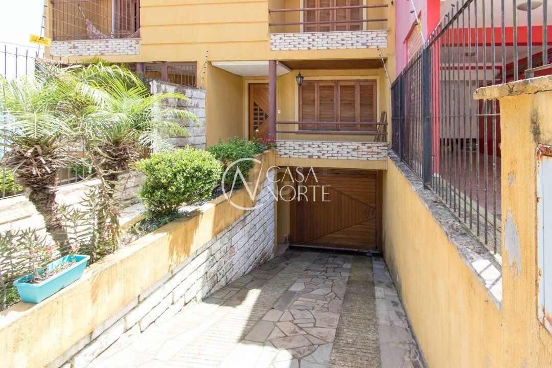 Casa à venda com 3 quartos, 204m², 1 suíte, 3 vagas, Rua Jair de Moura Calixto no bairro Ipanema em Porto Alegre