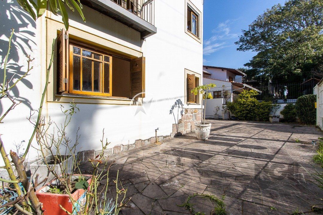 Casa à venda com 4 quartos, 380m², 1 suíte, 4 vagas, Rua Goitacaz no bairro Vila Assunção em Porto Alegre