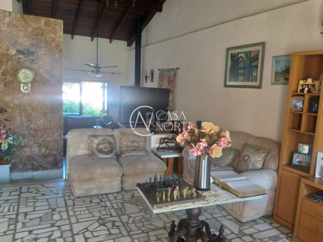 Casa à venda com 5 quartos, 347m², 2 suítes, 2 vagas, Rua Alvaro Guterres no bairro Tristeza em Porto Alegre