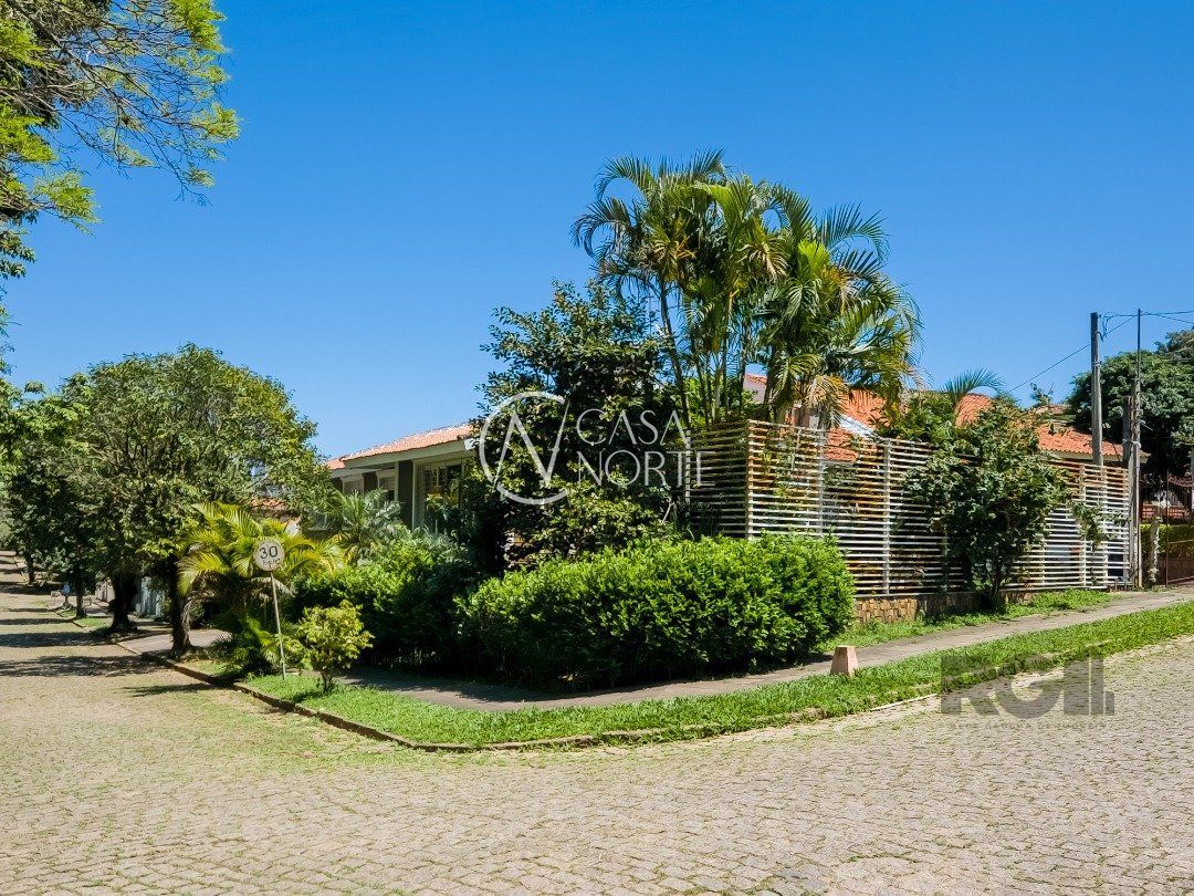 Casa à venda com 3 quartos, 429m², 2 suítes, 4 vagas, Rua Morano Calabro no bairro Jardim Isabel em Porto Alegre