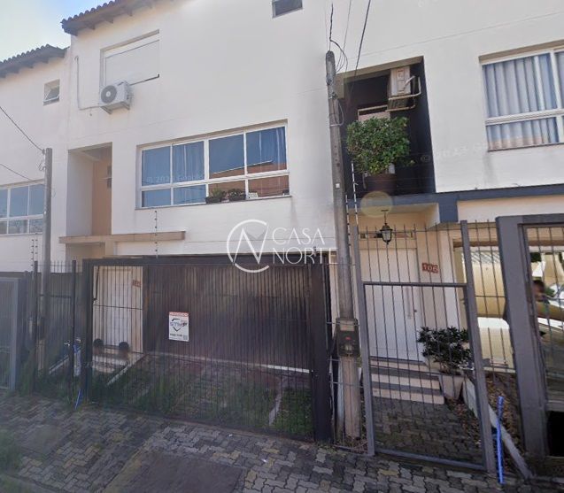 Sobrado à venda com 3 quartos, 254m², 1 suíte, 3 vagas, Rua Delfina da Cunha no bairro Camaquã em Porto Alegre