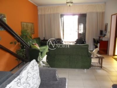 Casa à venda com 5 quartos, 270m², 1 suíte, Rua Jacunda no bairro Guarujá em Porto Alegre