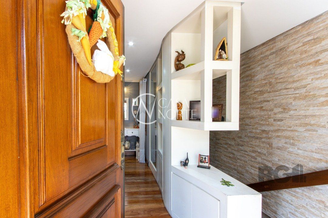 Casa à venda com 3 quartos, 274m², 2 suítes, 4 vagas, Rua Eurico Lara no bairro Medianeira em Porto Alegre