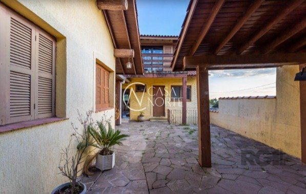 Casa à venda com 4 quartos, 219m², 1 suíte, 4 vagas, Rua Caete no bairro Vila Assunção em Porto Alegre