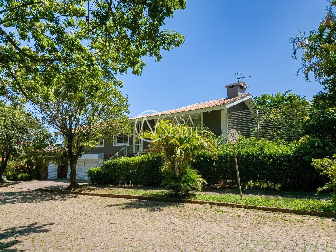 Casa à venda com 3 quartos, 429m², 2 suítes, 4 vagas, Rua Morano Calabro no bairro Jardim Isabel em Porto Alegre